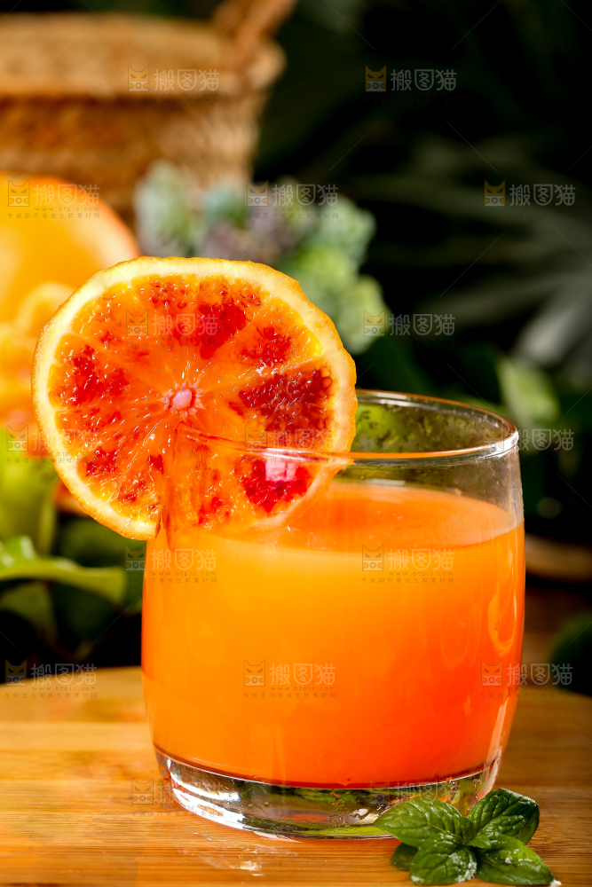 杯子里装着血橙榨的果汁