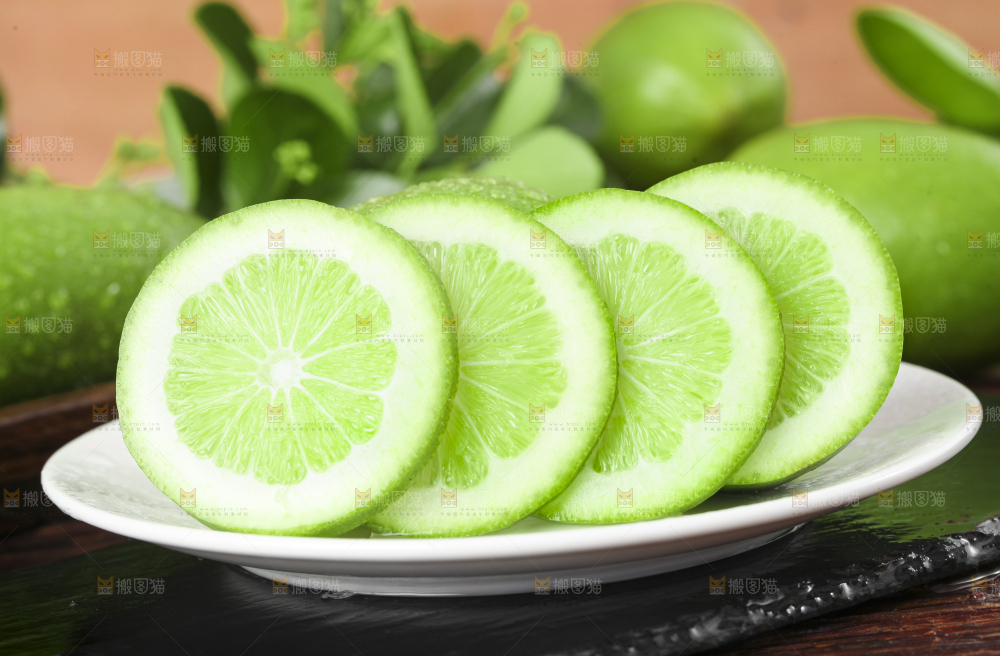盘子里装着无籽青柠檬