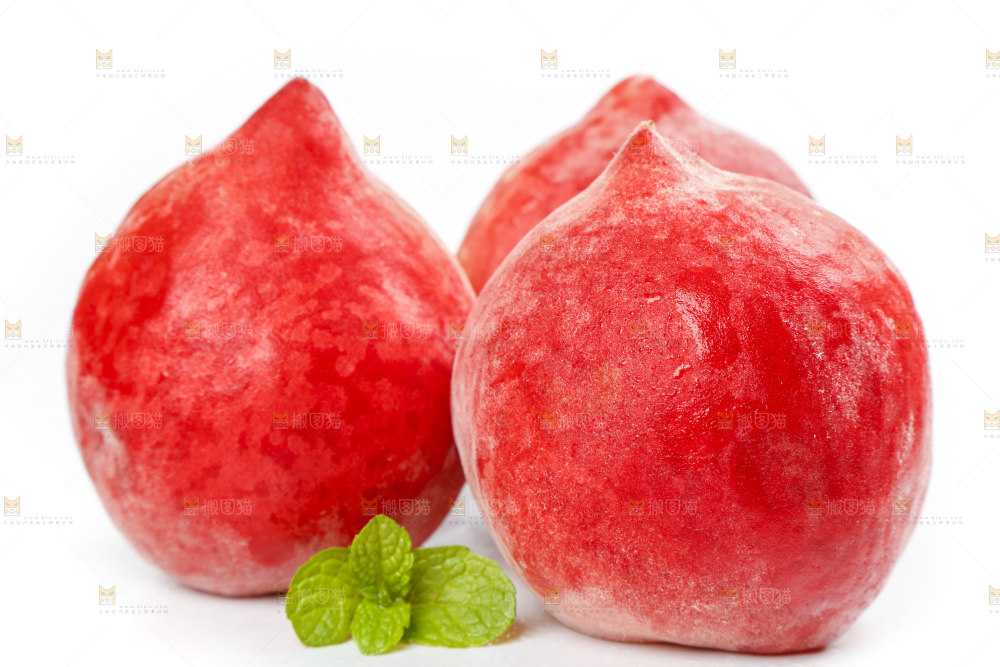 白底上放着春雪水蜜桃