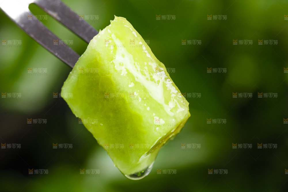 叉子叉着一块羊角蜜甜瓜