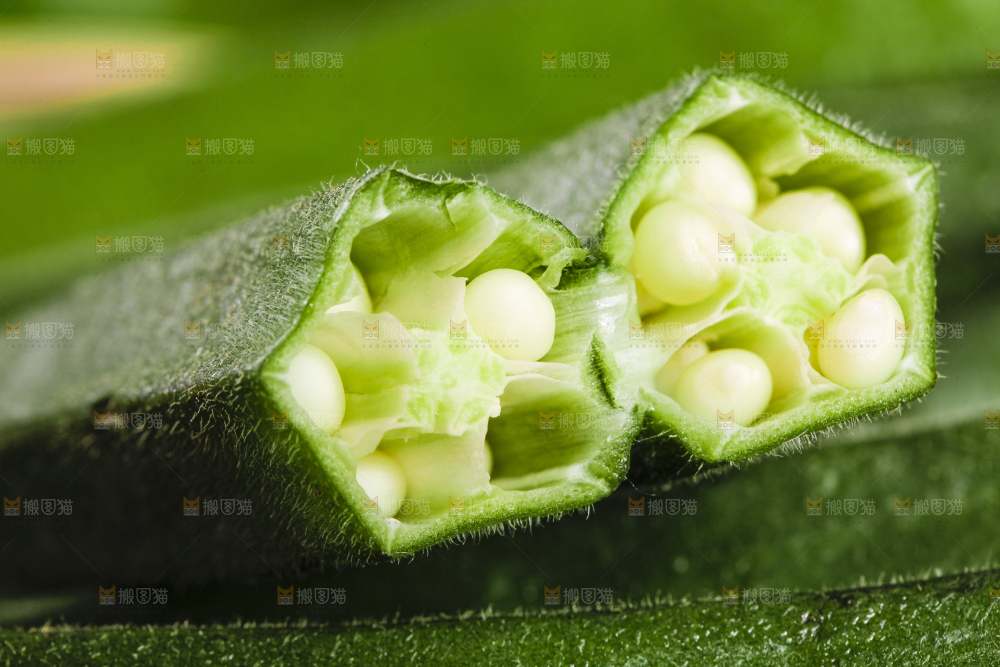 篮子里装着鲜嫩秋葵