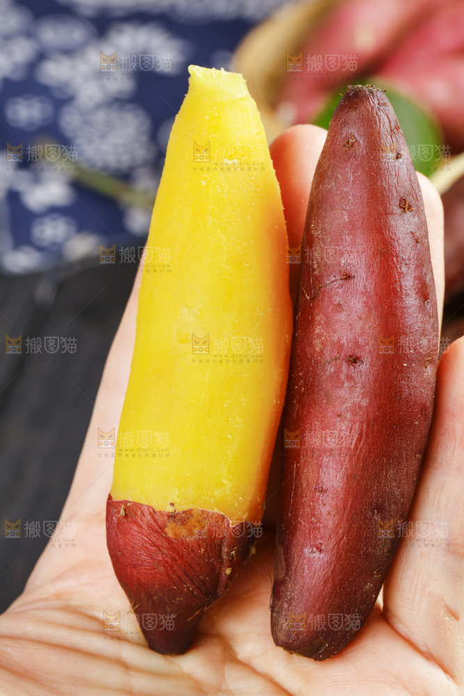 手里拿着临安小香薯