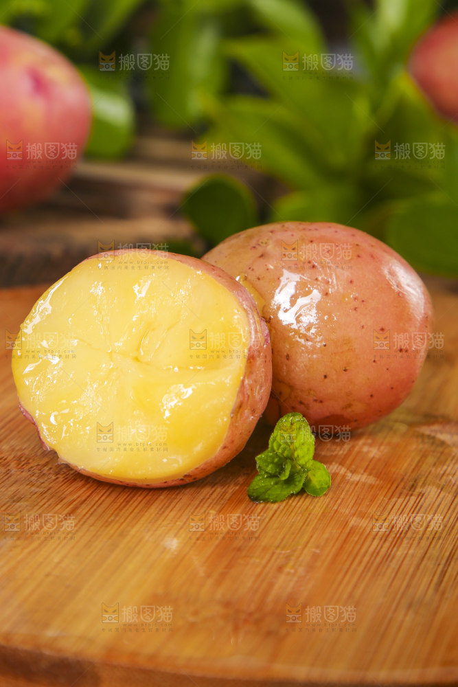 木底上放着红皮洋芋
