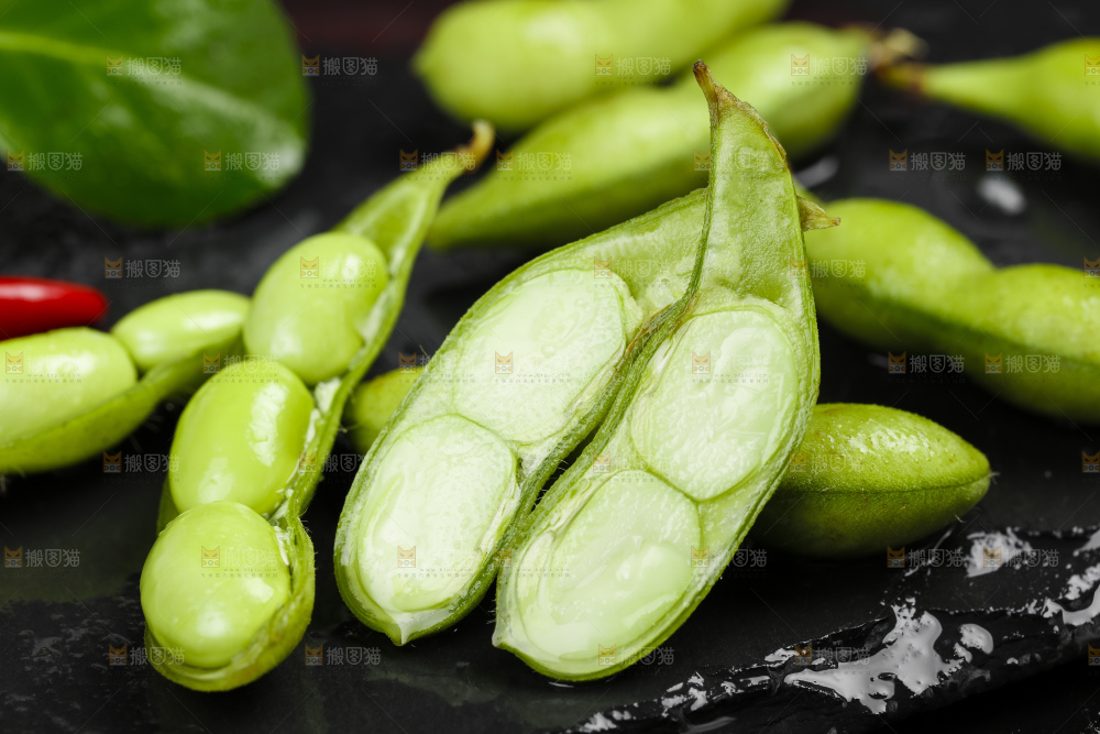 黑底上摆放着毛豆角
