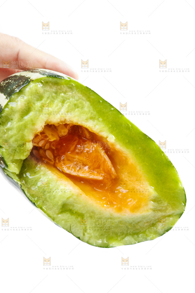 手里拿着羊角蜜甜瓜
