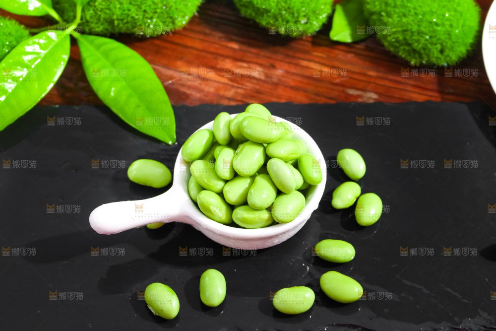黑底上放着青豆