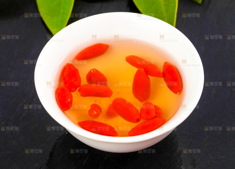 杯子里装着枸杞茶
