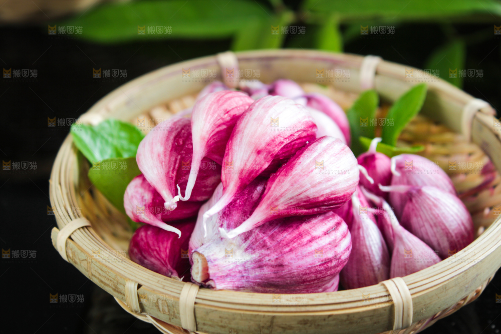 篮子里装着紫皮蒜
