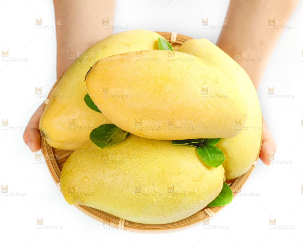 手里拿着一篮进口高乐蜜芒