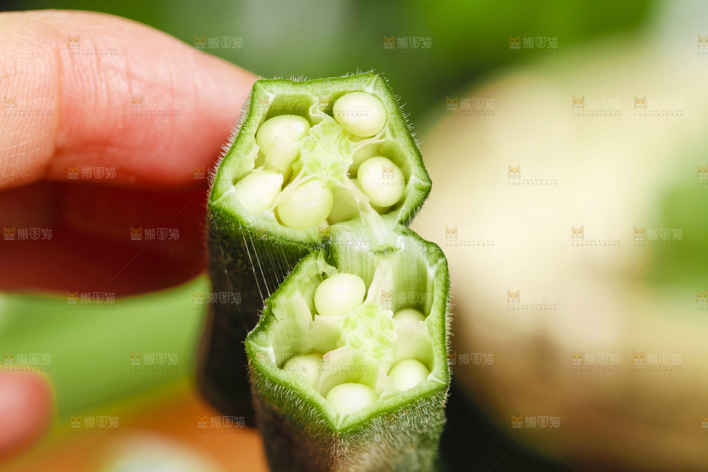 手里拿着秋葵