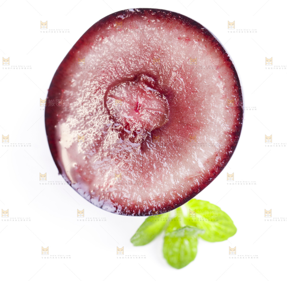 白底上放着夏黑葡萄