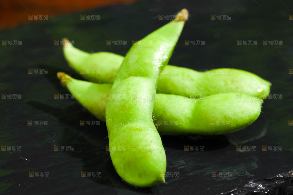 黑底上摆放着生毛豆