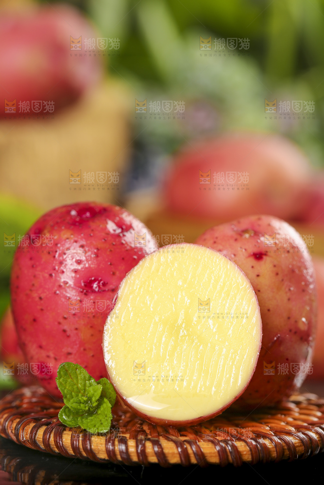 编织垫上放着红皮土豆