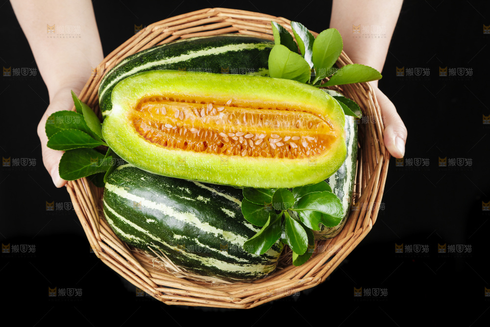 手里拿着一篮博洋蜜香瓜