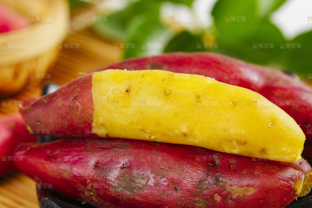 碟子里放着板栗小番薯