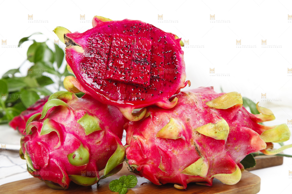 木底上放着红心火龙果