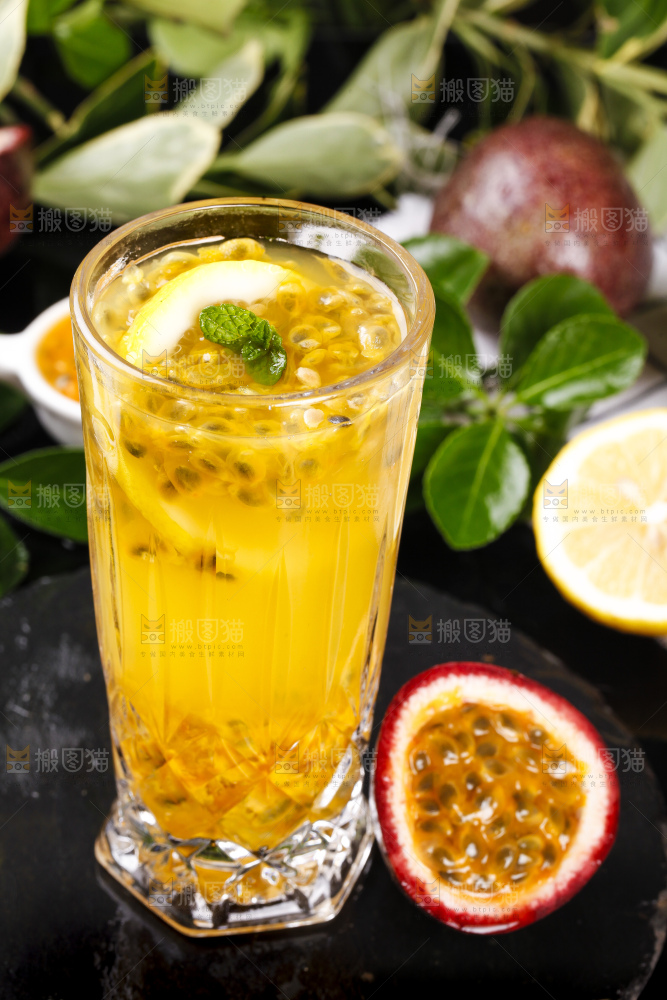 杯子里装着百香果的果汁