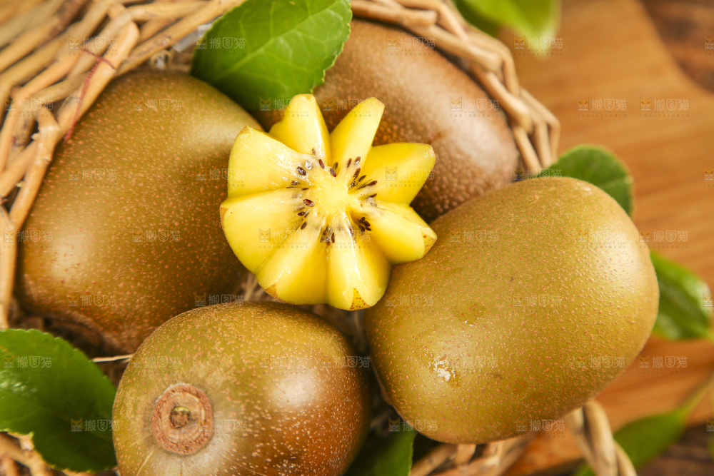 篮子里装着进口奇异果