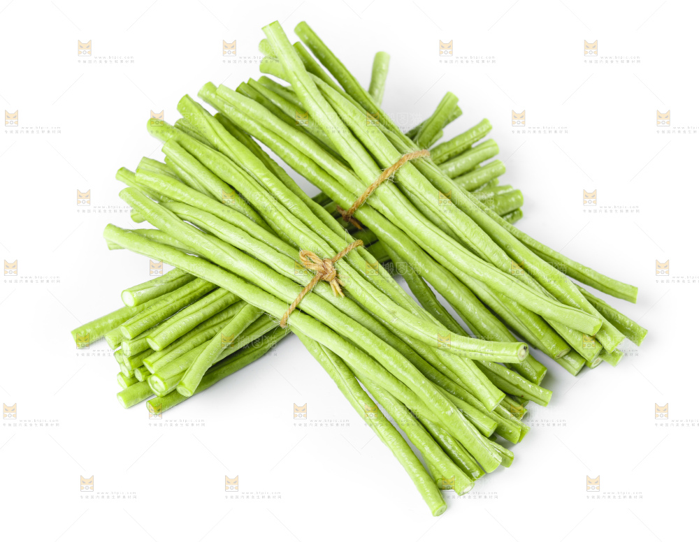 白底上摆放着嫩豇豆