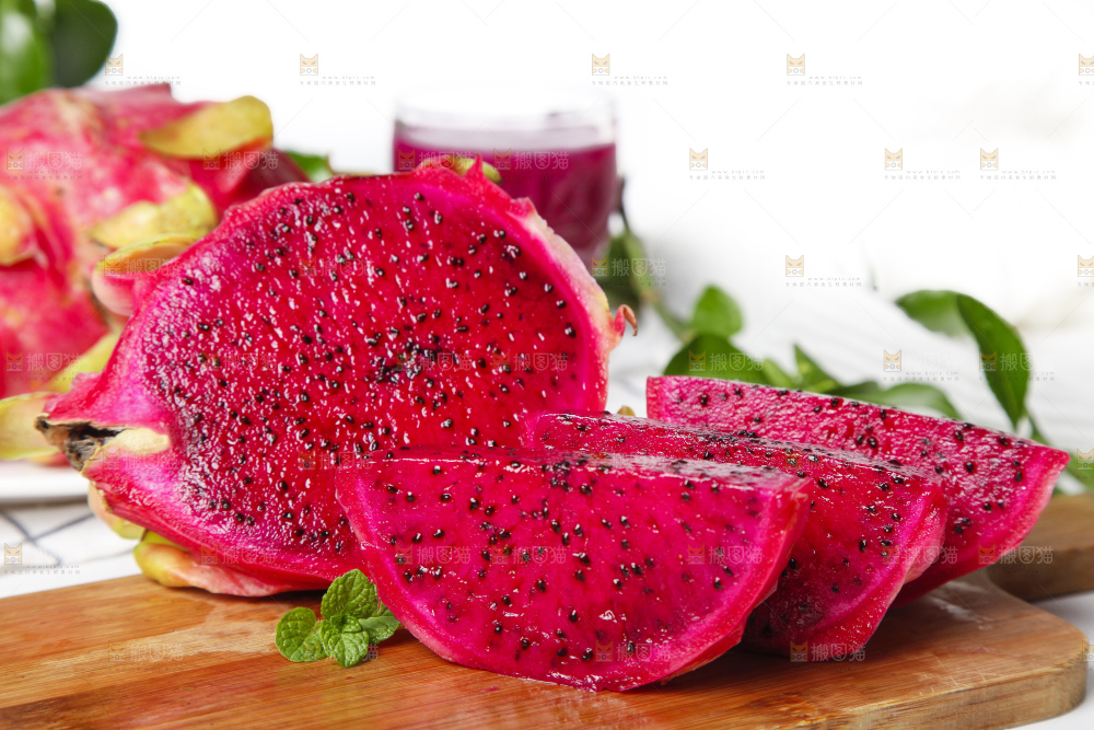 木底上放着火龙果