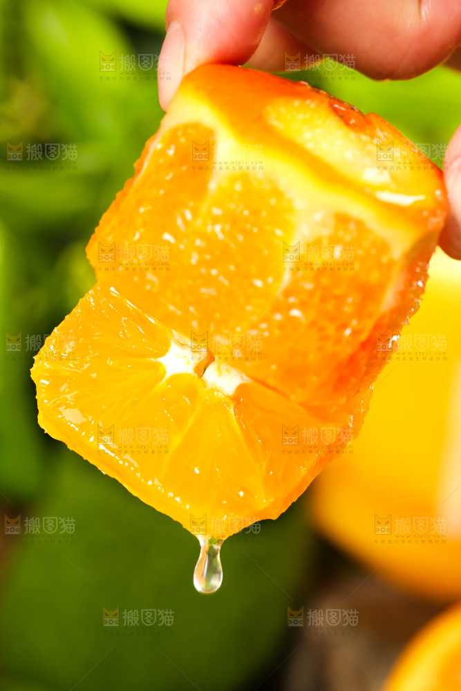 手里拿着脐橙