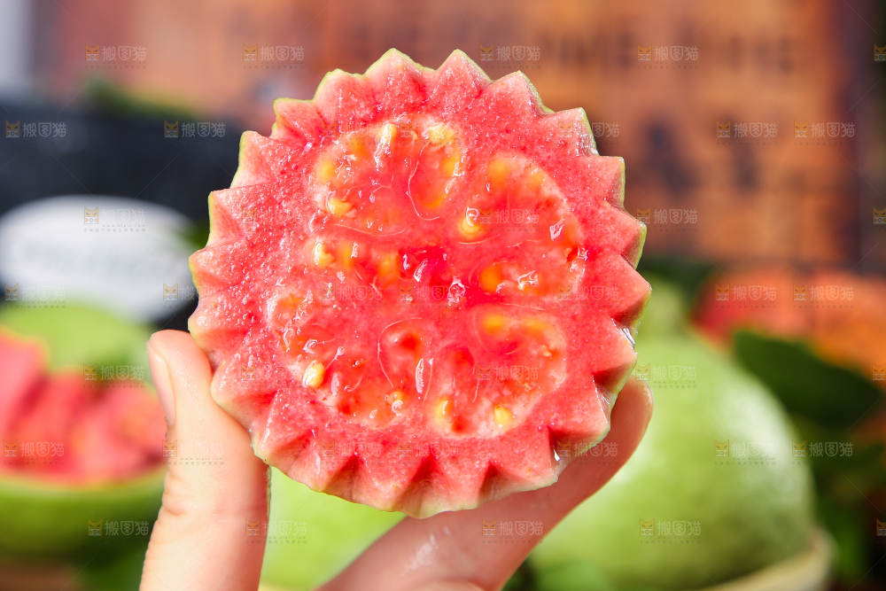 手里拿着软心红芭乐