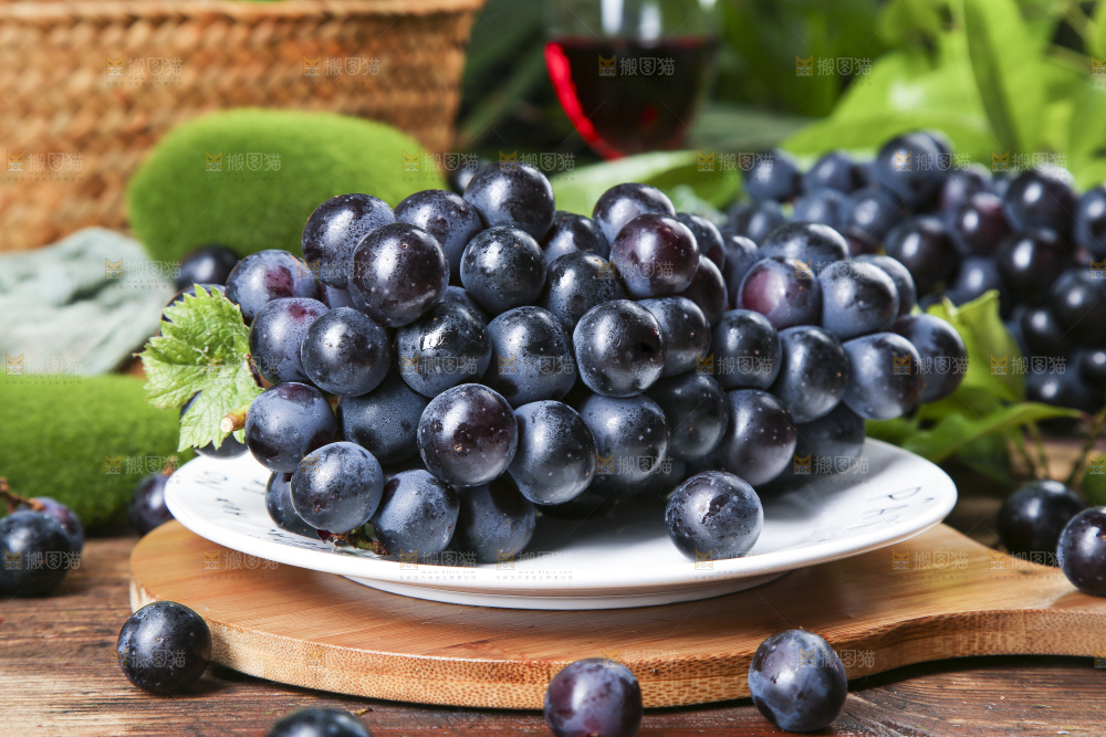 盘子里装着夏黑葡萄