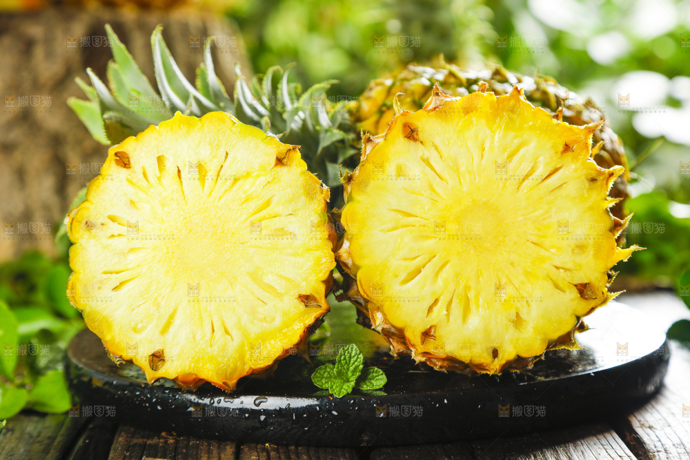黑底上摆放着海南大菠萝