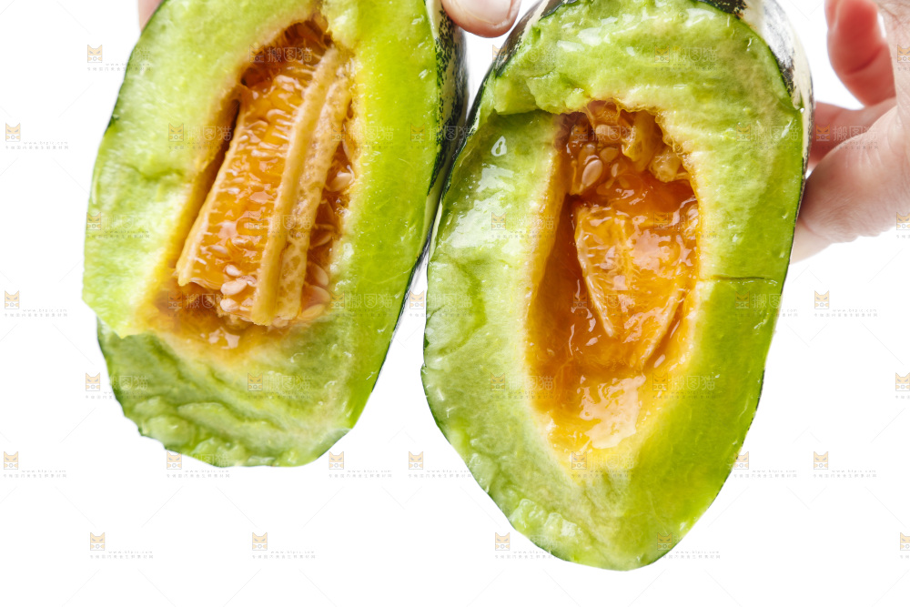 手里拿着羊角蜜甜瓜
