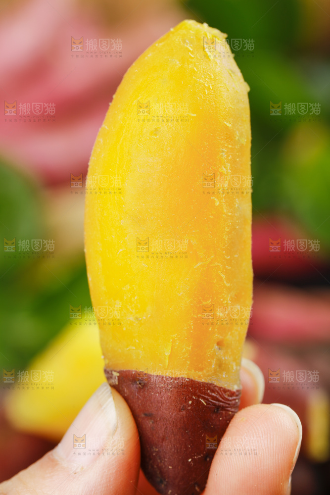 手里拿着小红薯
