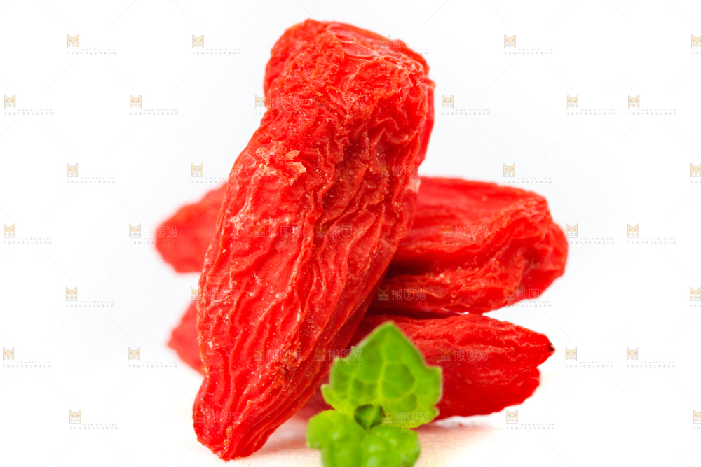 白底上摆放着枸杞