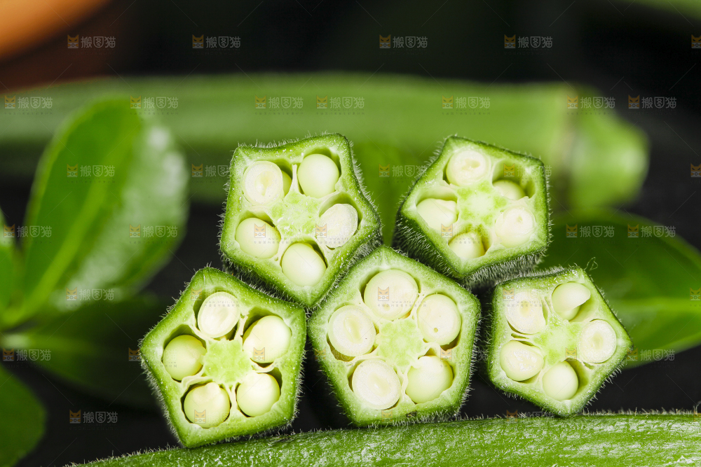 深底上摆放着秋葵