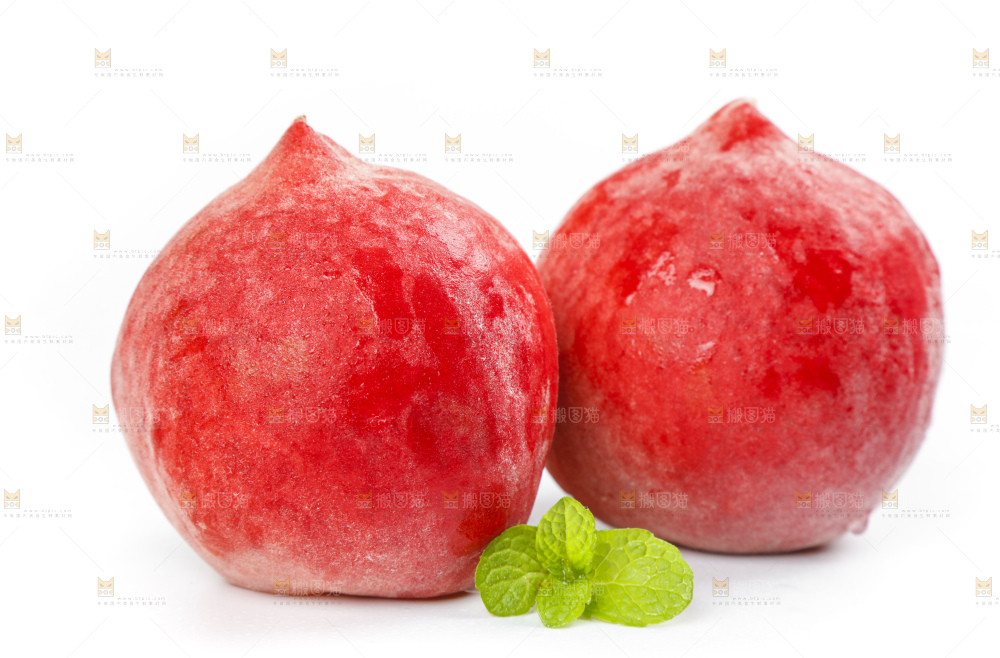 白底上放着春雪水蜜桃
