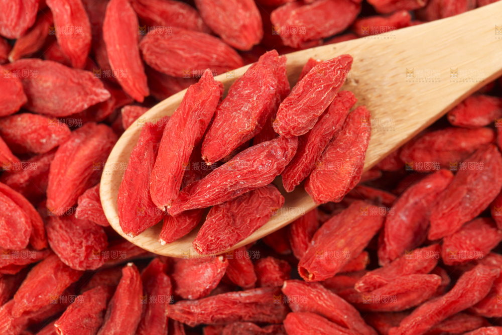 勺子上摆放着枸杞