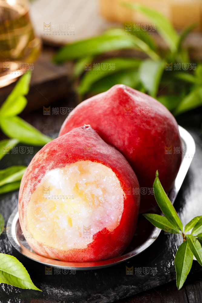 碟子里装着新鲜水蜜桃