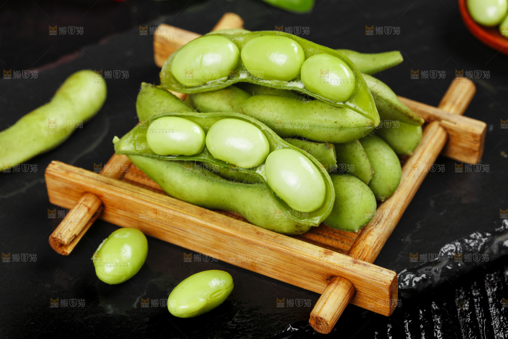 木盒里装着生毛豆