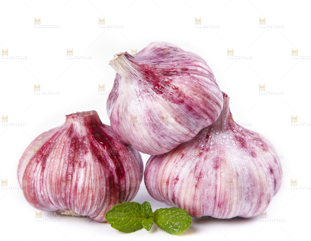 白底上放着紫皮蒜