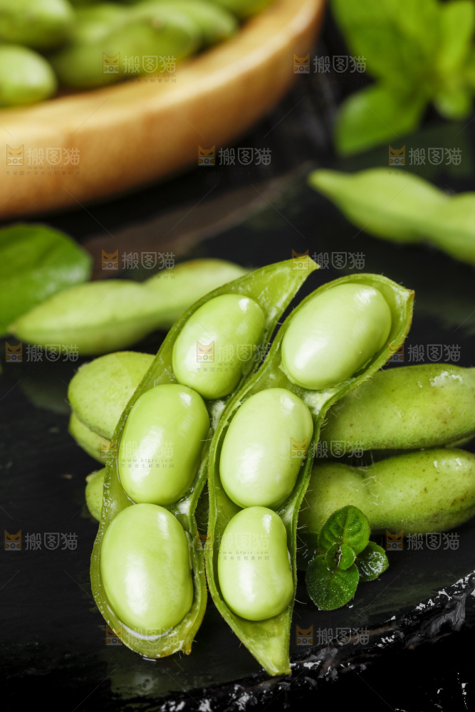 黑底上摆放着毛豆