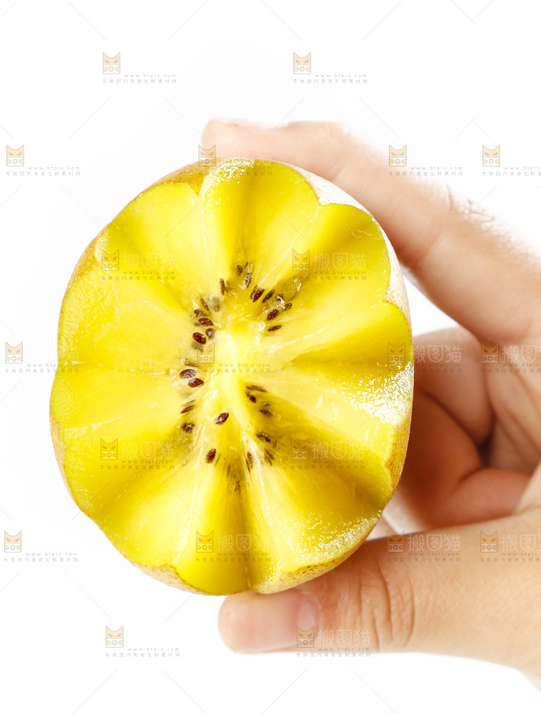 手里拿着黄心奇异果