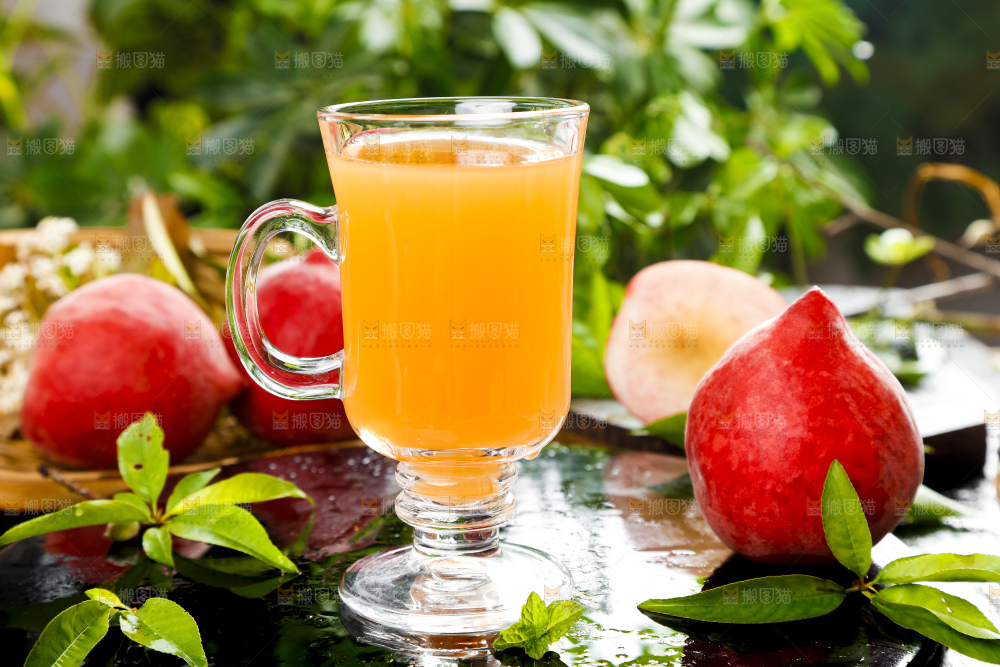 杯子里装着蜜桃榨的果汁