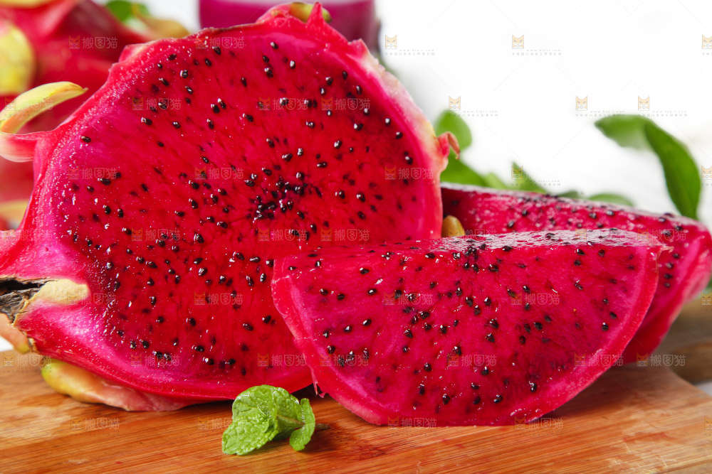 木底上放着火龙果