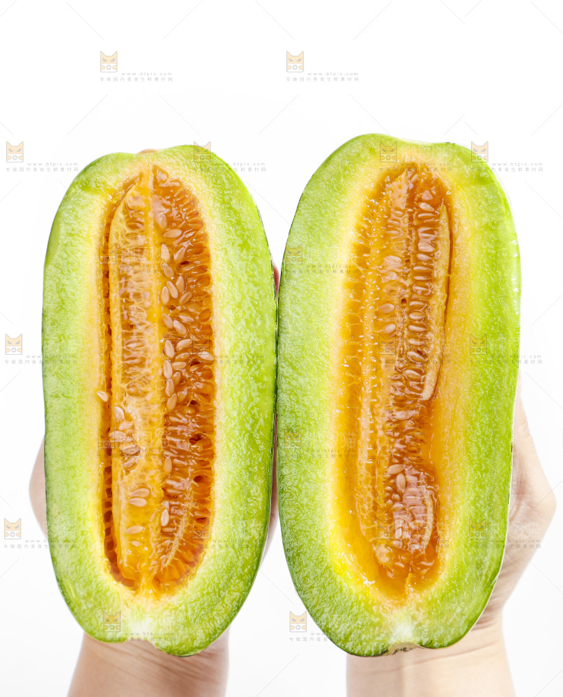 手里拿着美洋甜瓜