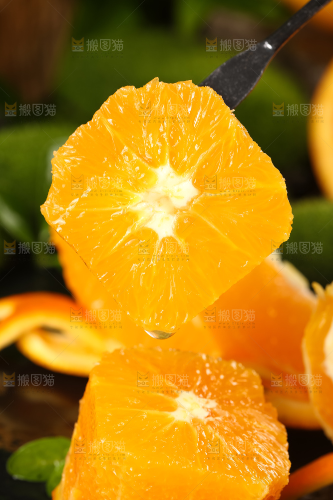 叉子叉着一块橙子