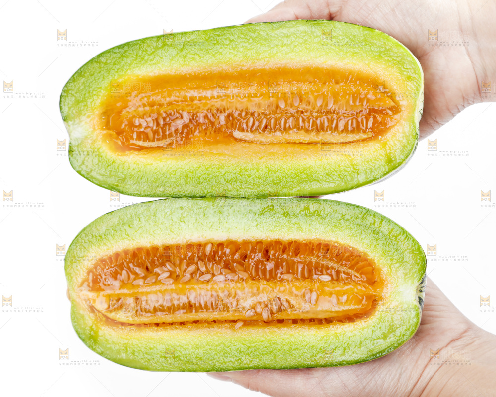 手里拿着美洋甜瓜