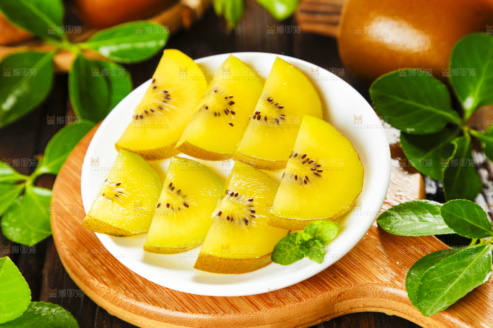 盘子里装着切片的奇异果