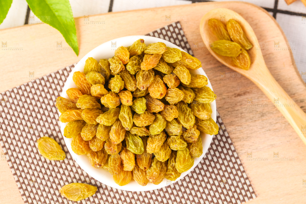 碟子里装着绿提子干