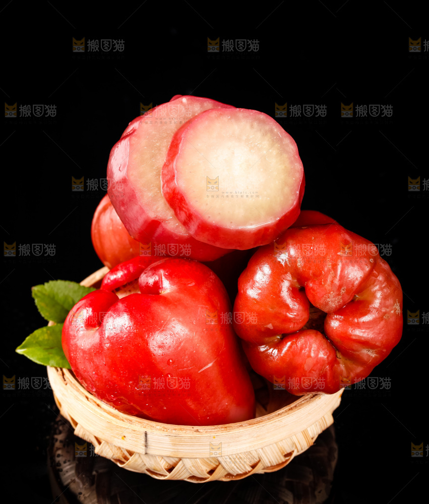 深底上摆放着红宝石莲雾