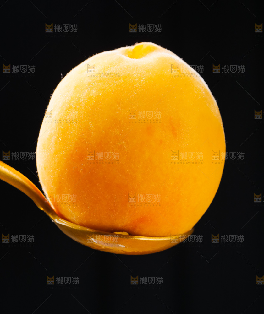 勺子上放着黄肉桃