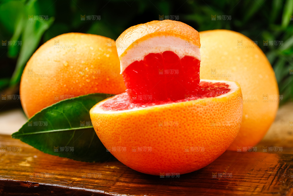 木底上摆放着红西柚