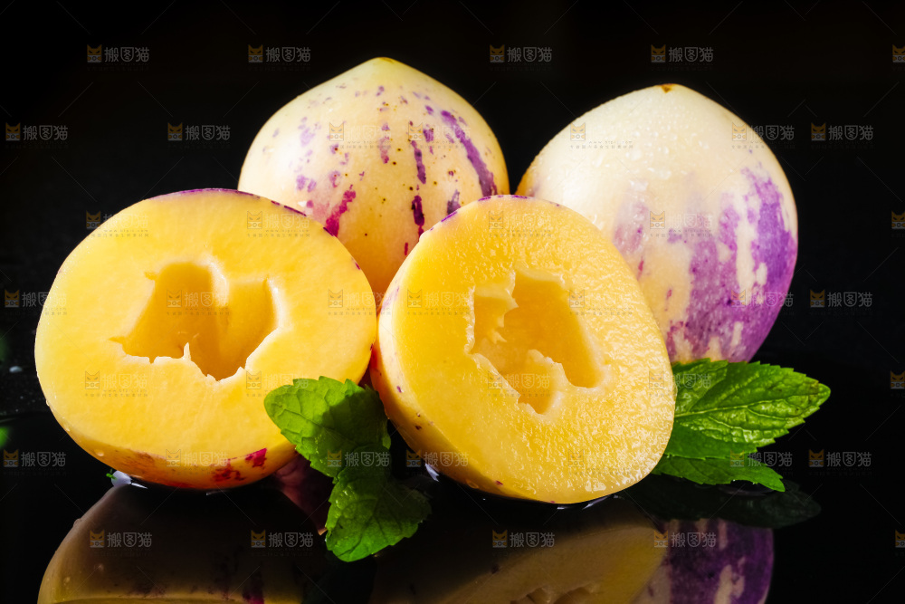 黑底上摆放着甘肃民勤人参果